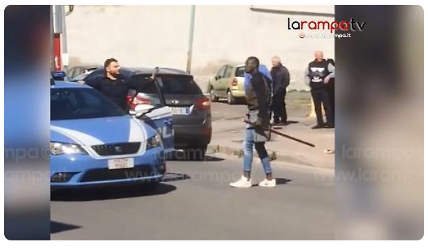 Vidéo – Italie : Un autre sénégalais s’en prend aux agents de police et risque gros… Regardez !