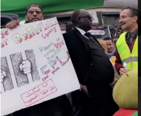 Photos (06) – A Paris, Me El Hadj Diouf apporte son soutien au peuple algérien… Regardez !