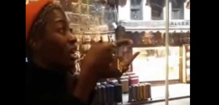 Turquie : A cause de son odeur, cette Noire se fait expulser d’un resto…  (Vidéo)
