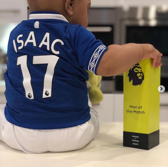 Idrissa Gana Guèye donne son trophée de « Man of the match » à son fils