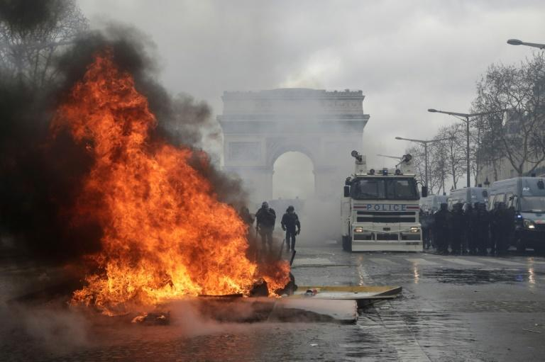 Vidéo – Gilets jaunes : magasins pillés, banque incendiée… scènes de chaos sur les Champs-Elysées