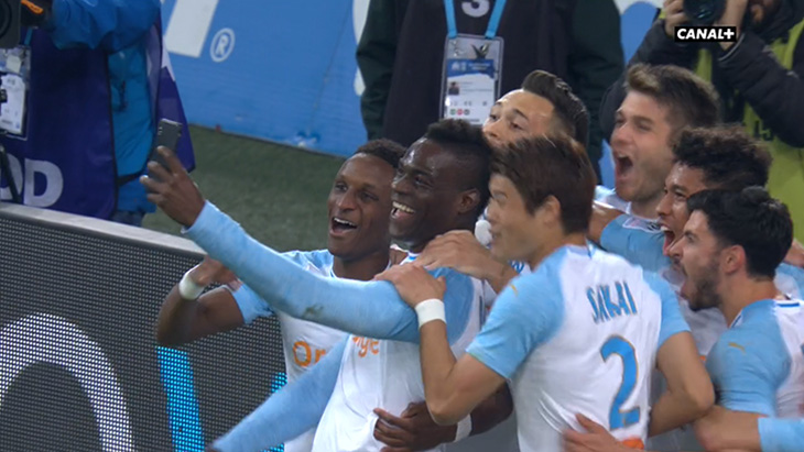 Vidéo: Balotelli marque, prend son téléphone et célèbre en story Instagram