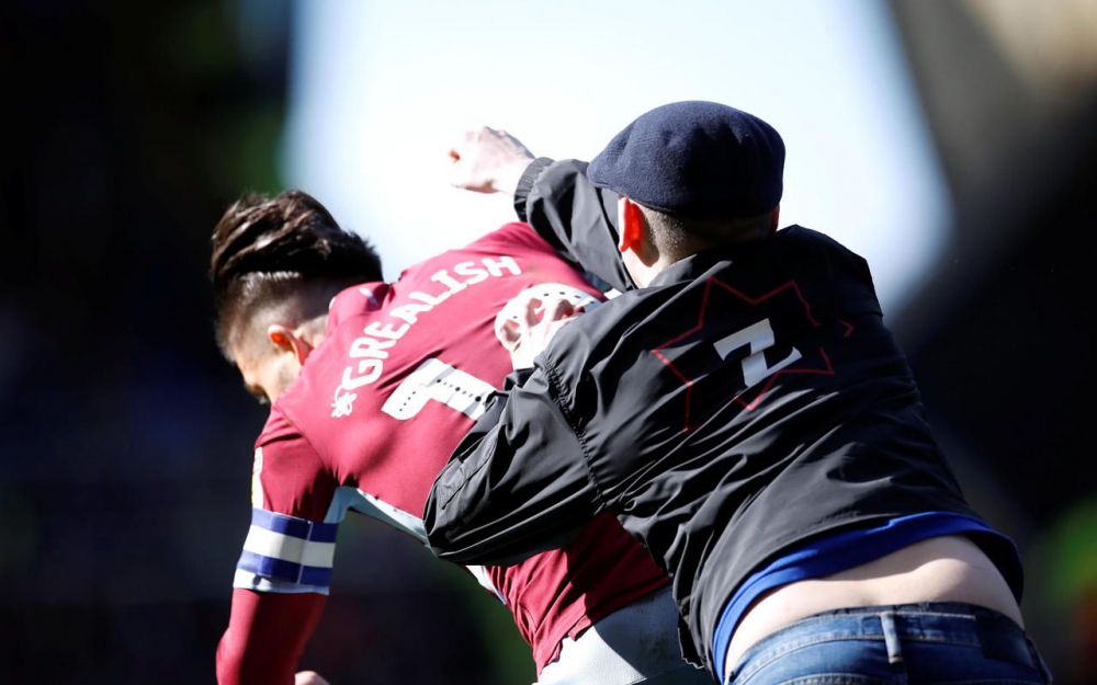 Vidéo-Un fan de Birmingham City agresse le capitaine d’Aston Villa en plein match…