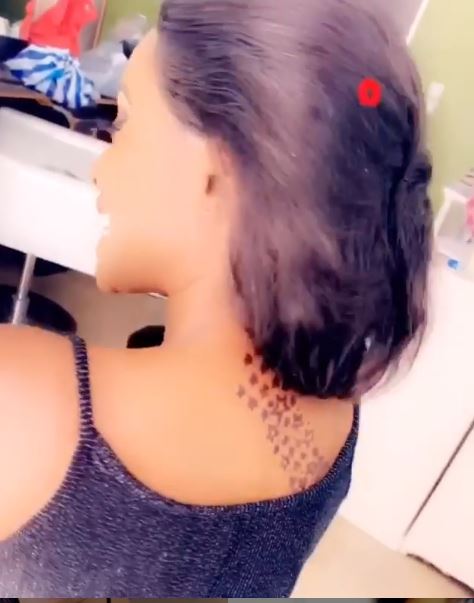 Vidéo : Le tatouage de Queen Biz affole la toile