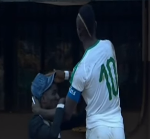 Sadio Mané fête la victoire contre le Mali avec un handicapé (vidéo)