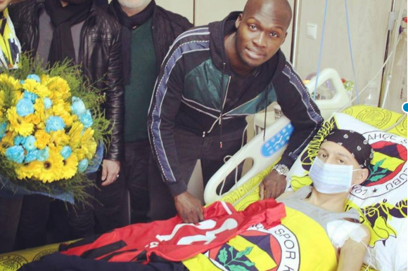 (03 photos) Moussa Sow rend visite à un de ses anciens supporters à Fenerbahçe (malade) et lui offre…