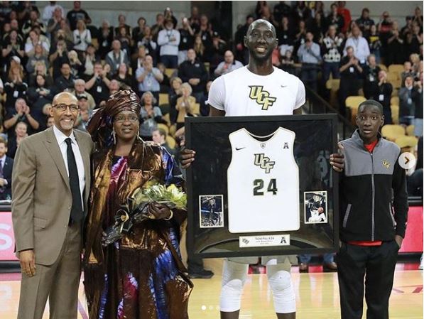 (Vidéo & Photos) NCAA : Le géant sénégalais, Tacko Fall honoré par son université pour…