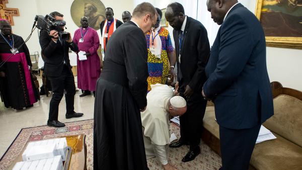Soudan du Sud : Le geste saisissant du pape aux pieds des rivaux qui affole la toile