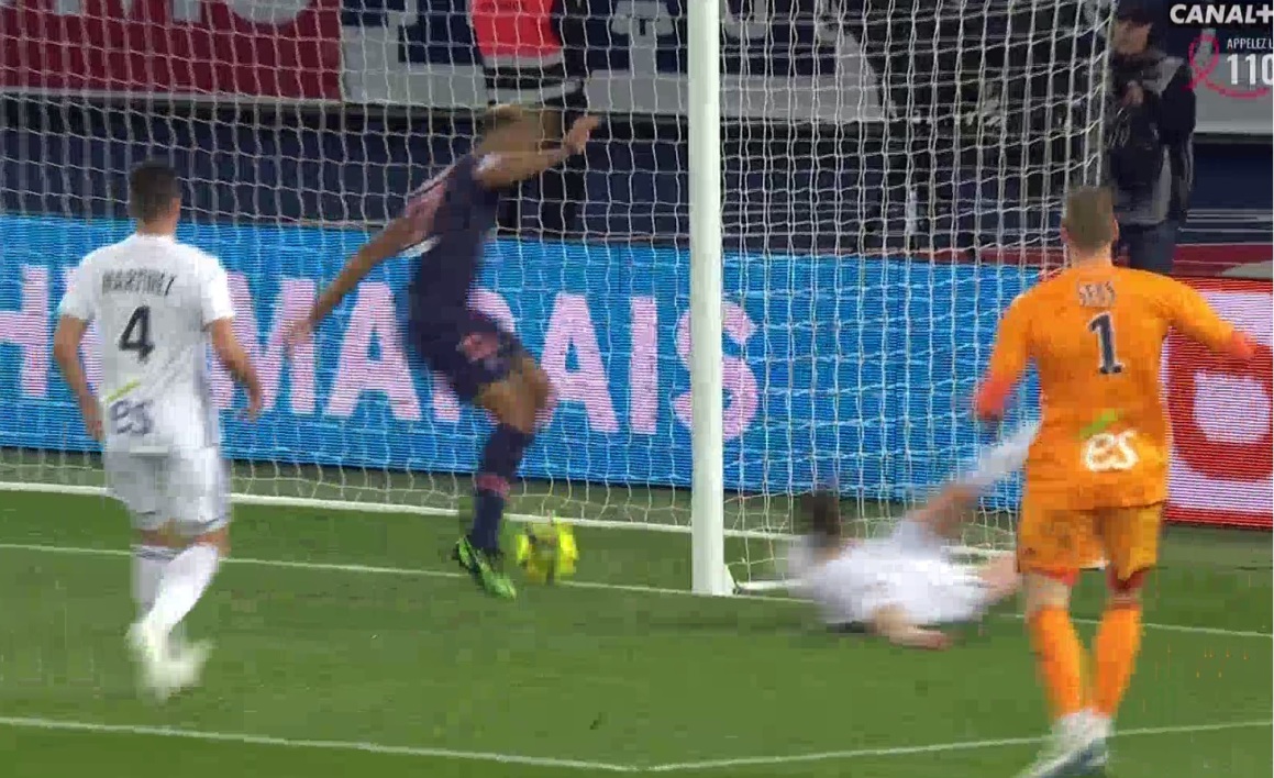 Vidéo: Incroyable ! Choupo Moting choque tout le monde en empêchant un but du PSG