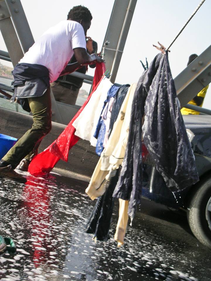 Saint Louis:  l’artiste Mbaye DIOP alias «Nbombo AL» sèche son linge sur le pont Faidherbe