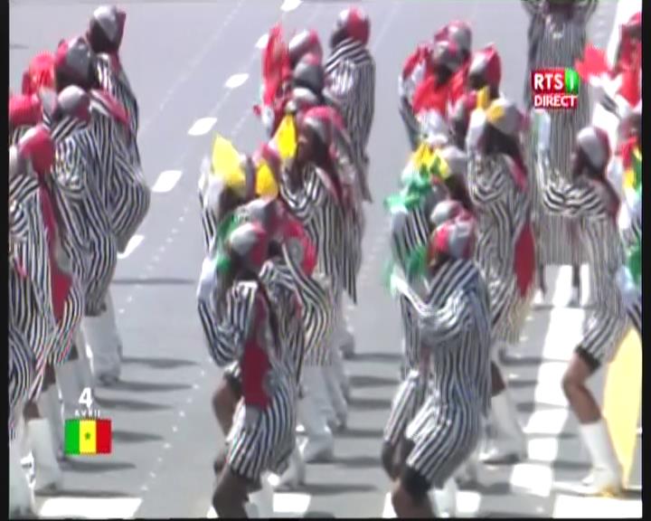 Les majorettes de John Kennedy toujours égales à elles-mêmes, regardez!
