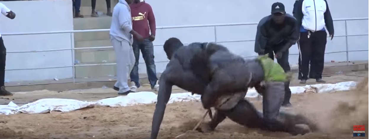 Lutte – Voici la chute de l’année réalisée par …(vidéo)