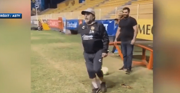 Diego Maradona marque un but dans un angle …(vidéo)