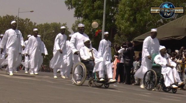 4 Avril : Macky salue debout, les anciens combattants (vidéo)