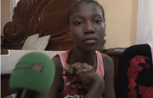 Vidéo : Heurtée et handicapée par le cortège du maire, Aïssatou Bâ Cissé s’écrie : « Abdoulaye Timbo bakhoul »