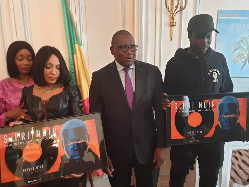 Le rappeur sénégalais S.pri Noir présente son Disque d’Or à Viviane Chidid (Vidéo)