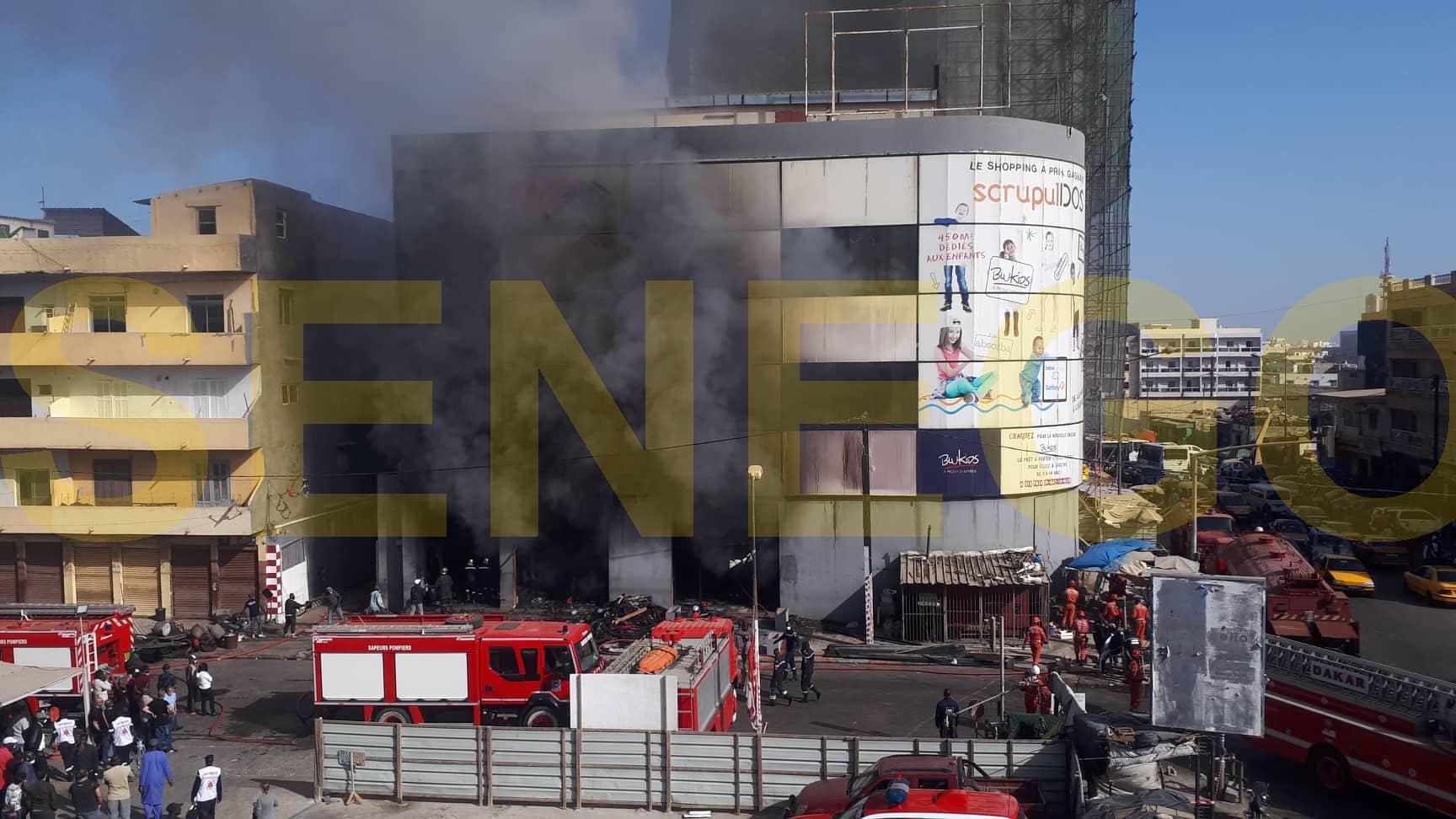 Urgent – Incendie : Le magasin ScrupulDOS, sur Blaise Diagne, toujours en feu (5 photos)