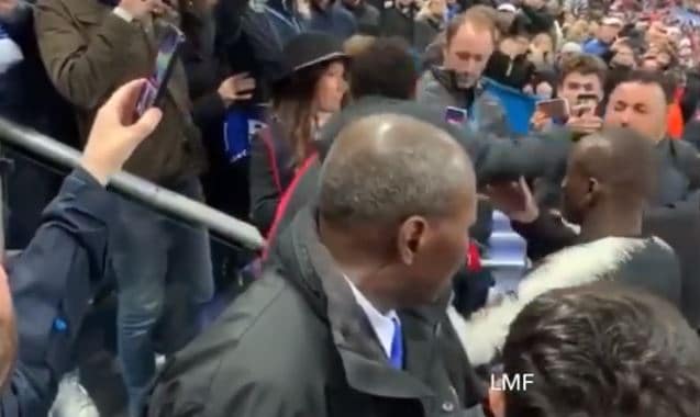 Vidéo: Neymar donne un coup de poing à un supporter de Rennes