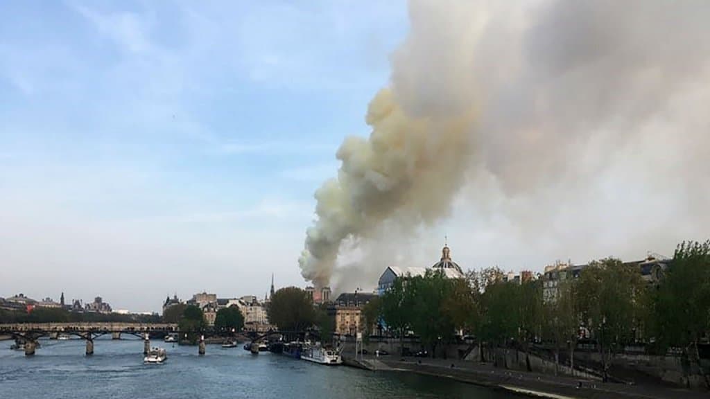 Terrible incendie en cours à Notre-Dame de Paris (Vidéo)