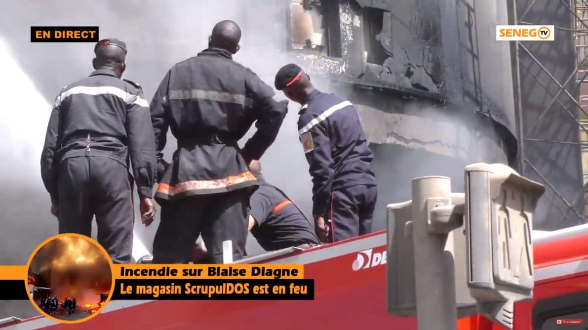 Direct – Incendie sur Blaise Diagne: L’immeuble abritant le magasin ScrupulDOS en feu…