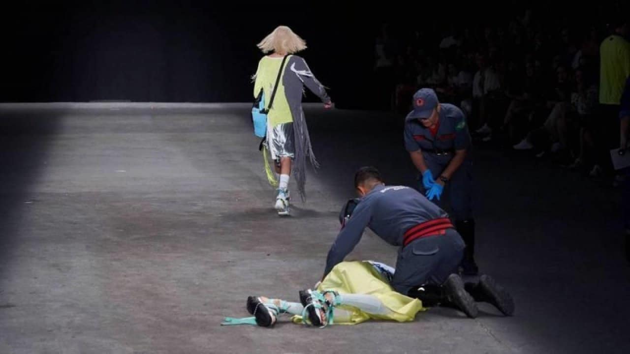 Un mannequin meurt subitement en plein défilé de la Fashion Week (Vidéo)