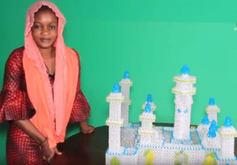 Mame Fatou Diop réalise avec des perles la maquette de la grande Mosquée de Touba (vidéo)