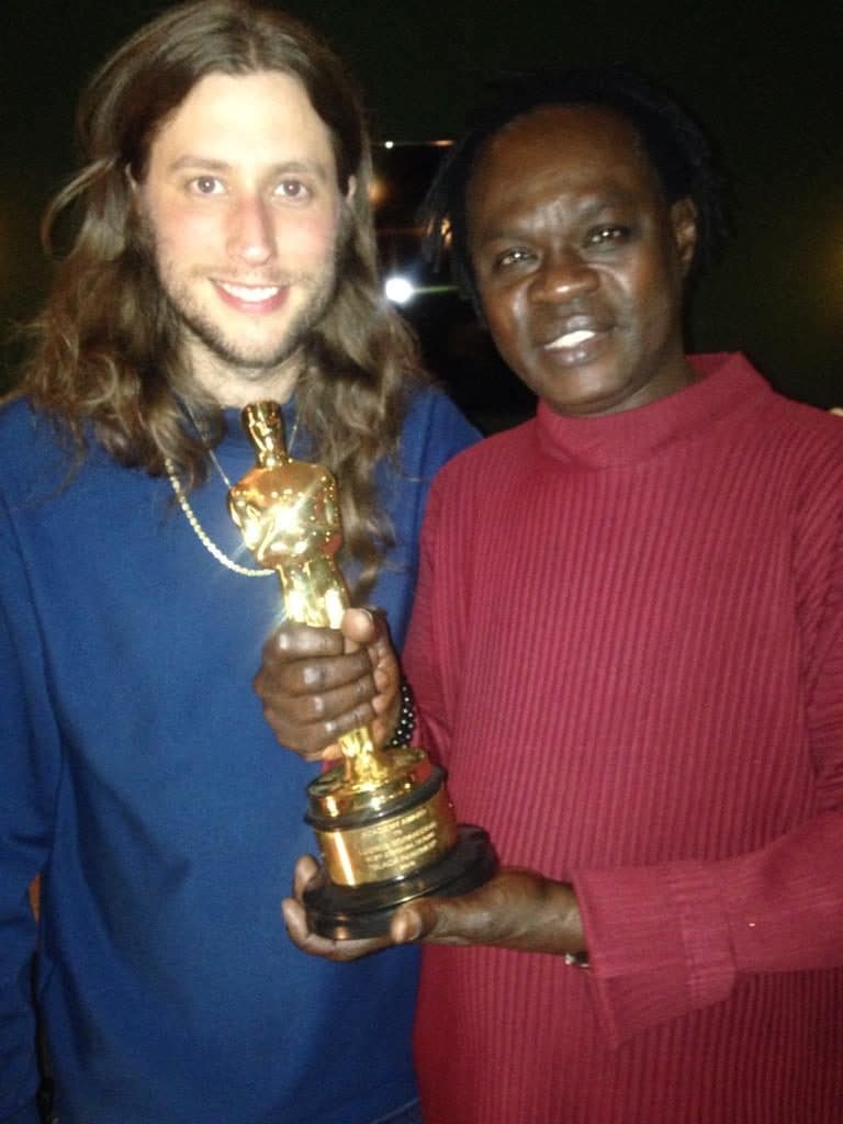 Grammy Awards : Baba Maal tient son trophée (02 Photos)