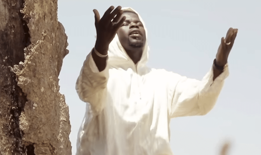 Mame Mbaye Laye dévoile le clip « Allahouma Salli ». [Vidéo]