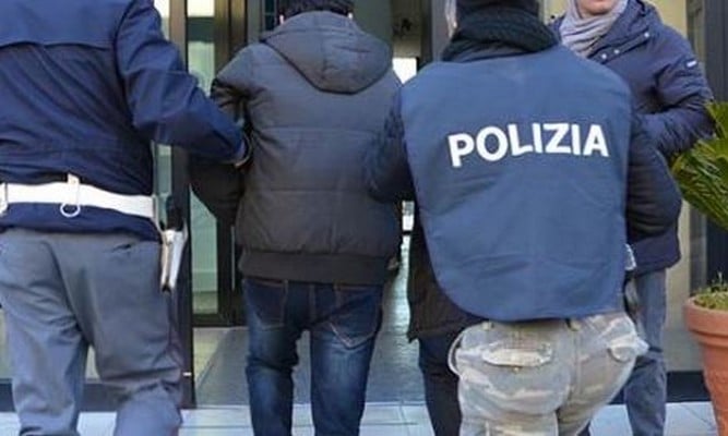 Italie : Un Sénégalais échappe à la police qui le rattrape chez lui