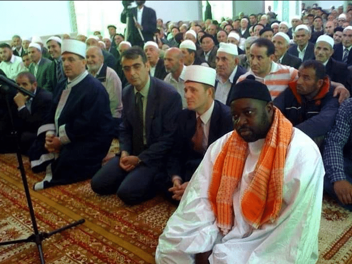 (Arrêt sur image)  : Serigne Cheikhouna Mbacké dirige une prière au Kosovo