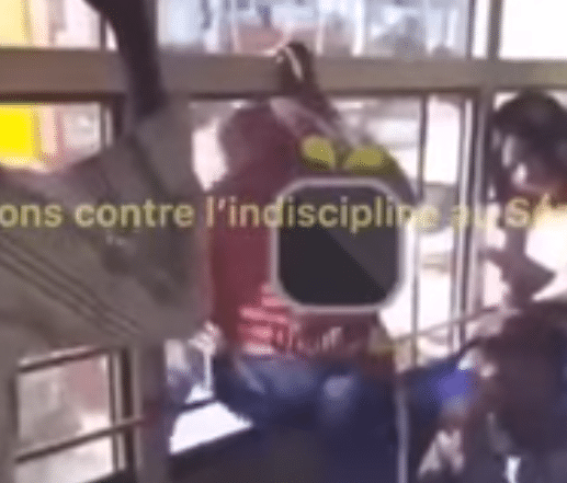 Incroyable : il descend du bus DDD par les fenêtres, en pleine circulation (vidéo)
