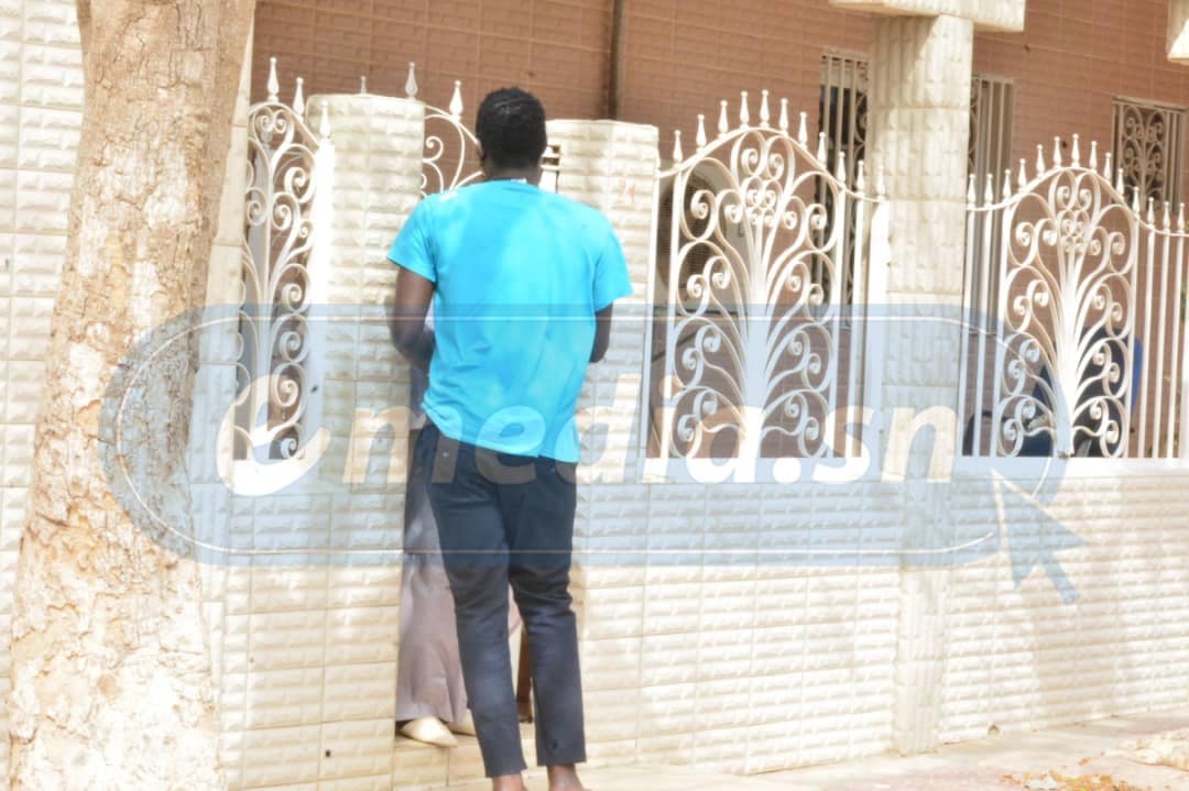 (Photos) Décès de Cheikh Béthio : Omaro, pieds nus, erre devant le domicile de son guide…