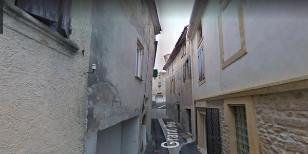 Il achète une maison et y tombe sur un crâne humain