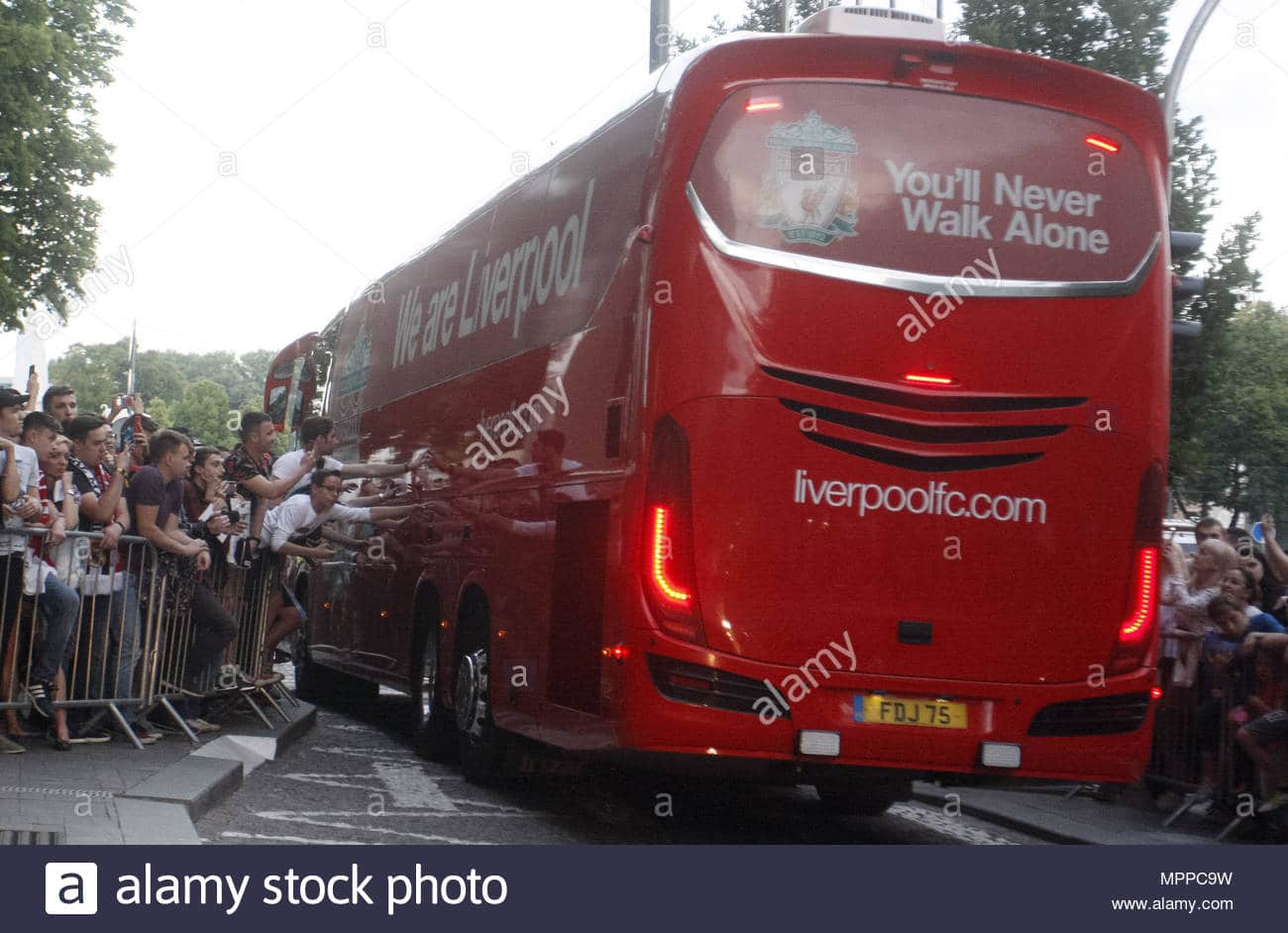 Madrid : Le bus de Liverpool est resté coincé… sous le tunnel du Wanda Metropolitano ! (Vidéo)