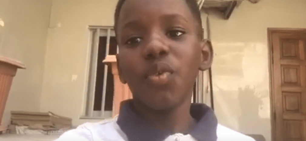 Fan de Makhfouss, le fils de Thierno Bocoum nettoie l’endroit où le comédien réalise ses vidéos