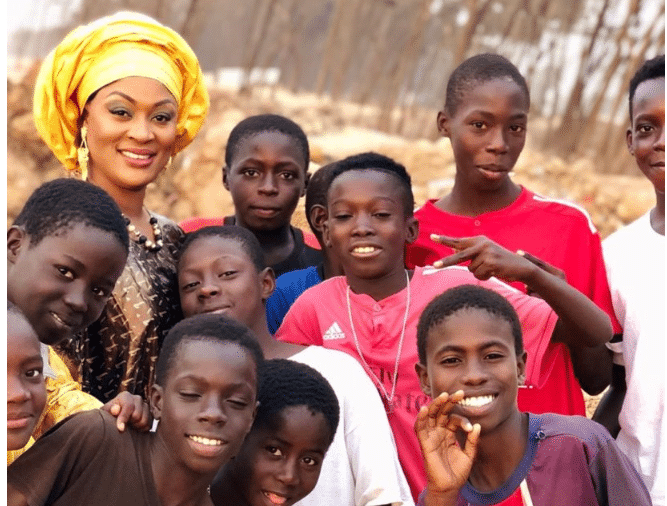Titi en vraie femme sénégalaise (4 photos)