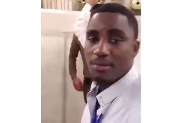 Exclusivité : Wally Seck devant le mausolée du Prophète en train de… (Vidéo)