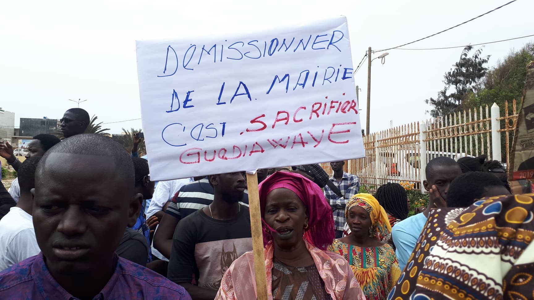 Guédiawaye : Des populations  empêchent Aliou Sall de faire sa déclaration (photos)