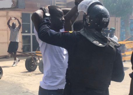 Brouillon auto - Un homme portant un casque - Équipement de protection individuelle