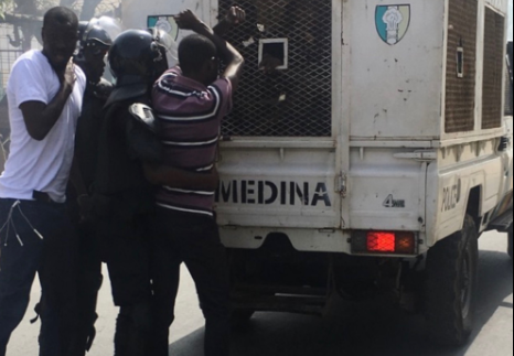 Brouillon auto - Un groupe de personnes debout devant un camion - Véhicule de sport