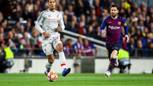 Ballon d’Or 2019 – Sondage: Van Dijk, devant Messi - Un groupe de personnes regardant un ballon de football sur un terrain - FC Barcelona