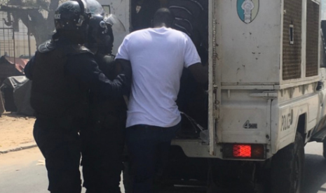 Brouillon auto - Un groupe de personnes montées à l'arrière d'un camion - Voiture