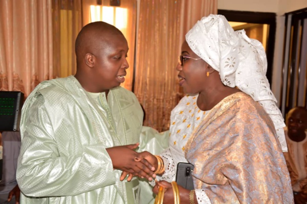 - Un couple de personnes qui se parlent - Youssou N'Dour