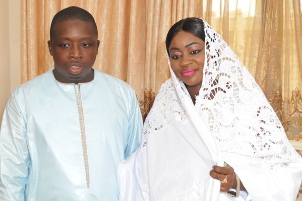 - Un couple de personnes posant pour la caméra - Youssou N'Dour