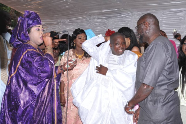 - Un groupe de personnes debout devant une foule - Youssou N'Dour