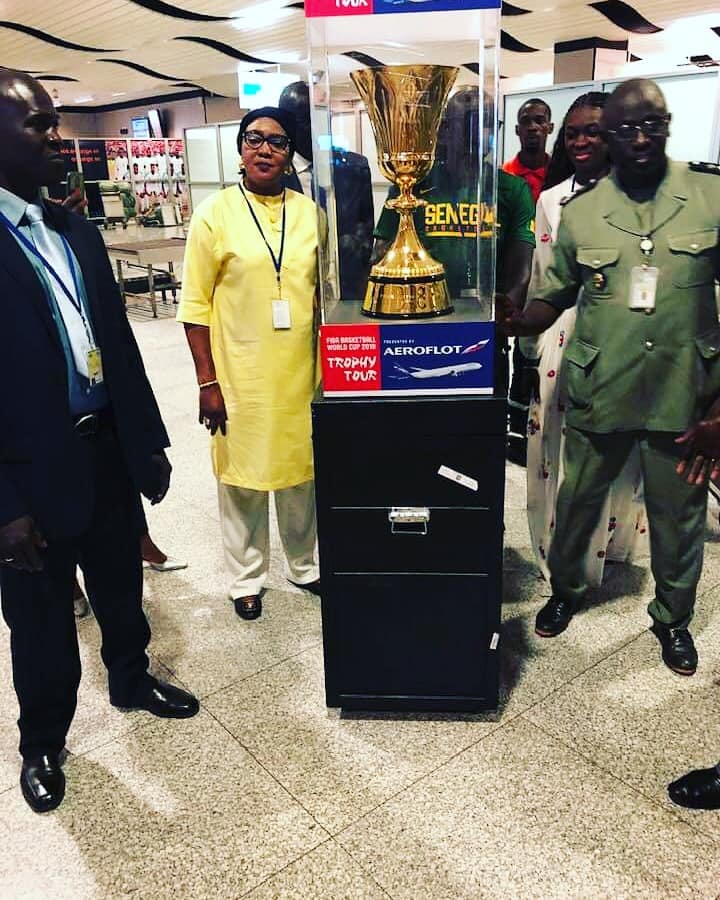Regardez l’arrivée du trophée de la Coupe du monde de Basket à Dakar (vidéo et photos)