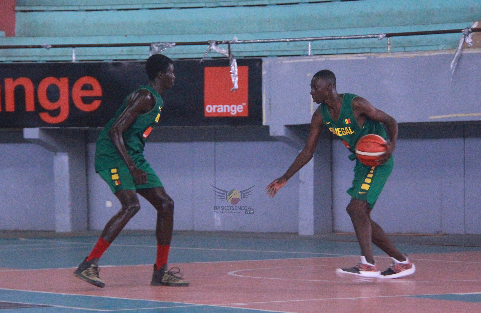  - Une personne qui frappe une balle avec une raquette - Jeu