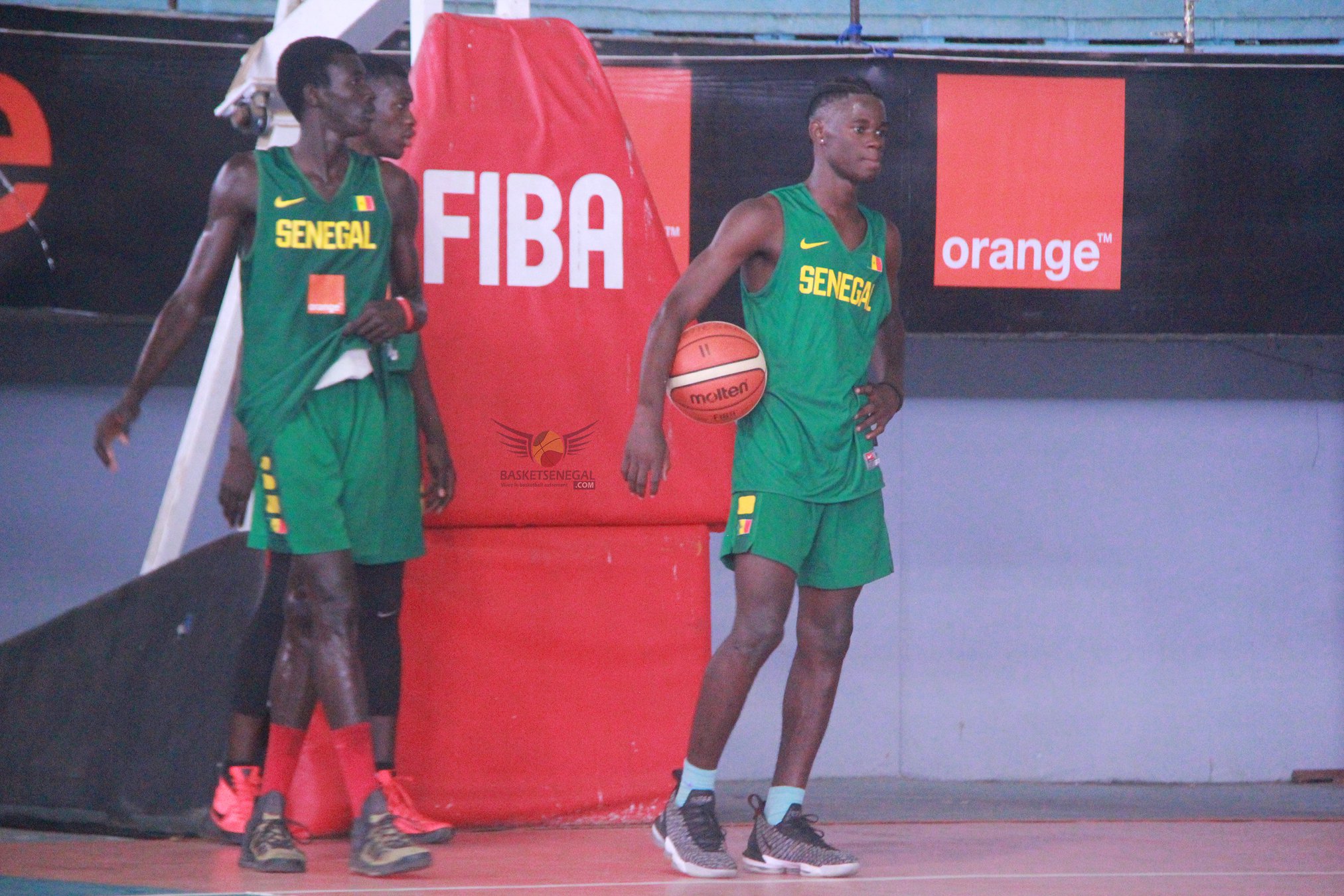  - Un groupe de personnes debout sur un court - Basketball 3x3