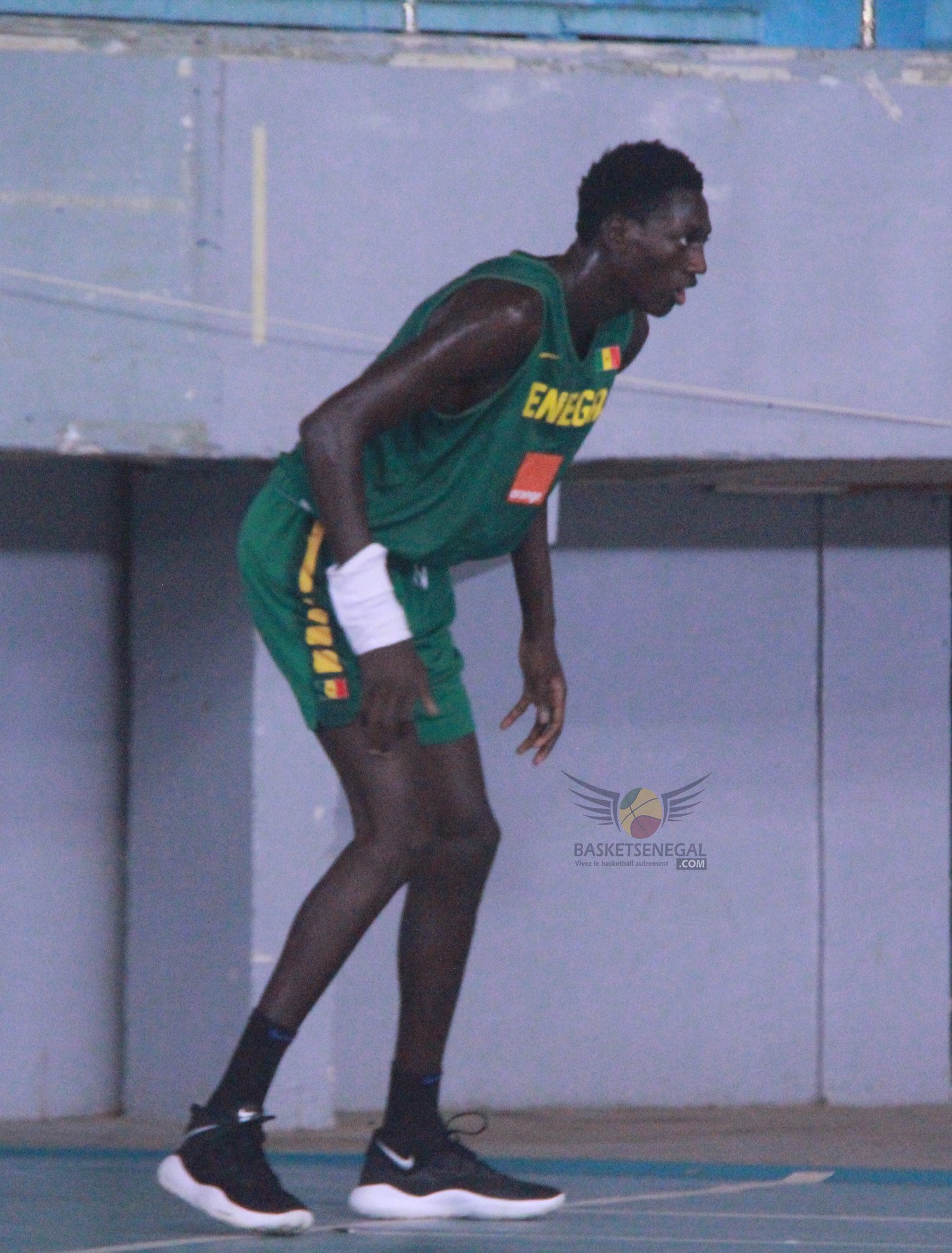  - Une personne debout devant un bâtiment - Jeu