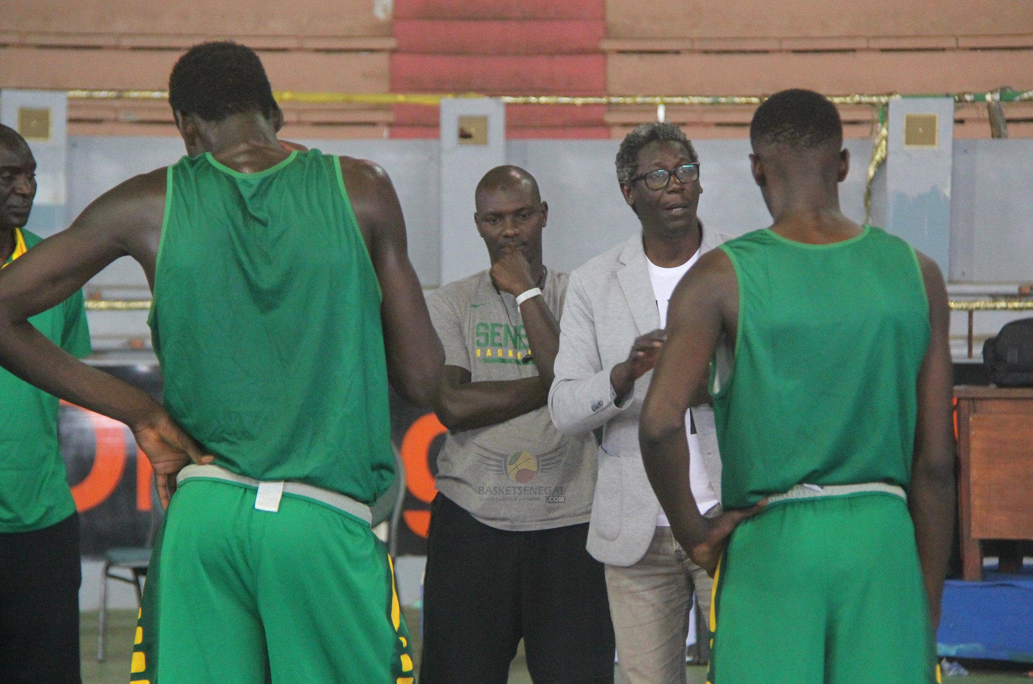  - Un groupe de personnes debout dans une pièce - Jeu